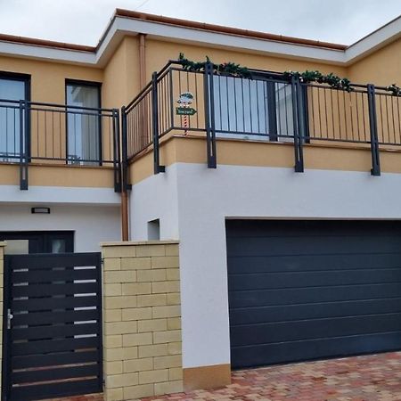 شقة Sarkcsillag Teljes Csaladihaz- Star Complete Family House سيغيد المظهر الخارجي الصورة