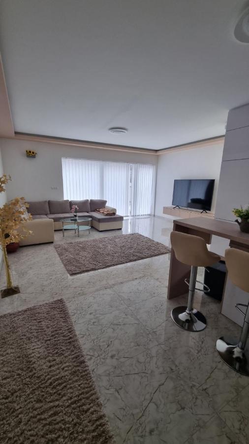 شقة Sarkcsillag Teljes Csaladihaz- Star Complete Family House سيغيد المظهر الخارجي الصورة