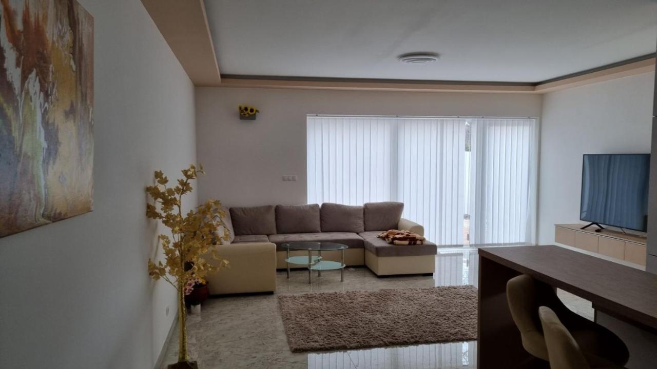 شقة Sarkcsillag Teljes Csaladihaz- Star Complete Family House سيغيد المظهر الخارجي الصورة