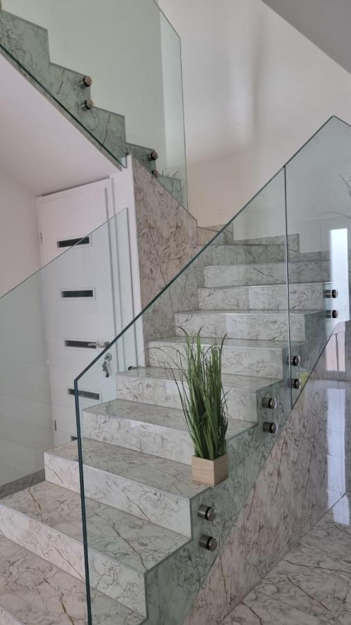 شقة Sarkcsillag Teljes Csaladihaz- Star Complete Family House سيغيد المظهر الخارجي الصورة