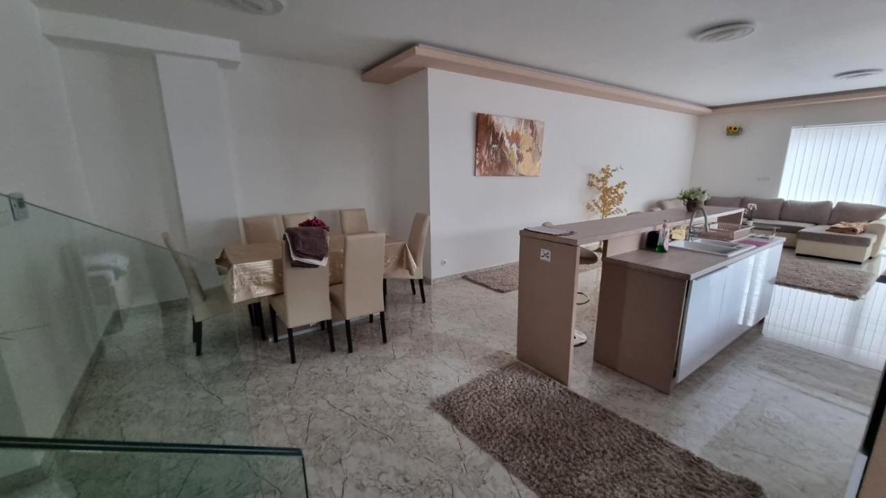 شقة Sarkcsillag Teljes Csaladihaz- Star Complete Family House سيغيد المظهر الخارجي الصورة