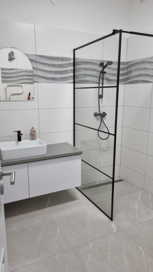 شقة Sarkcsillag Teljes Csaladihaz- Star Complete Family House سيغيد المظهر الخارجي الصورة