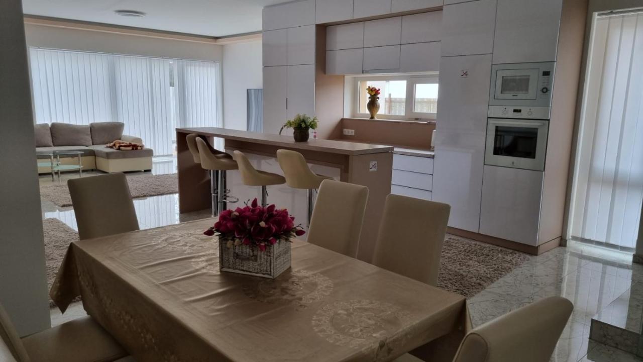 شقة Sarkcsillag Teljes Csaladihaz- Star Complete Family House سيغيد المظهر الخارجي الصورة